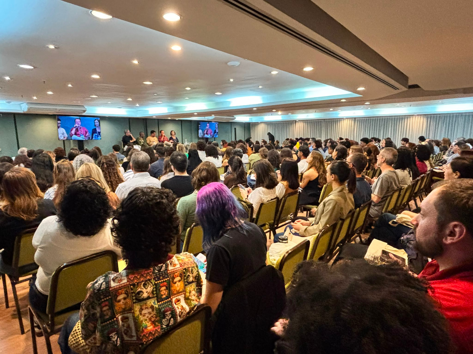 Auditório do NUCAFE durante congresso, com participantes em palestra